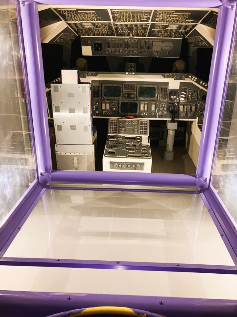 スペースシャトルのコックピットの模型